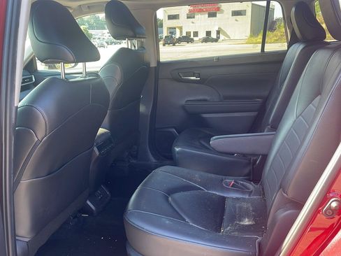 Used 2023 Toyota Highlander XLE FWD image 7