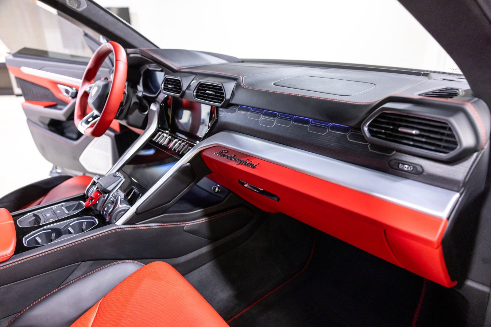 Used 2020 Lamborghini Urus AWD/4WD image 33