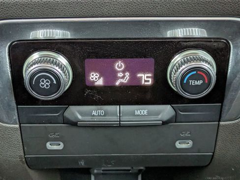 Used 2023 GMC Yukon XL SLT image 14