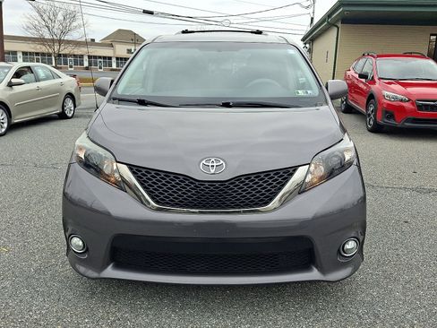 Used 2011 Toyota Sienna SE image 2