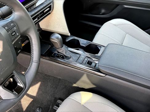 Used 2025 Toyota Camry XLE AWD/4WD image 17