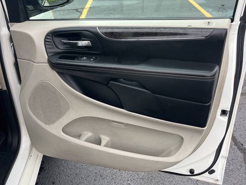 Used 2013 Chrysler Town & Country Touring FWD image 20