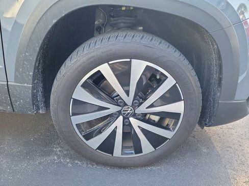 Certified 2023 Volkswagen Taos SE FWD image 2