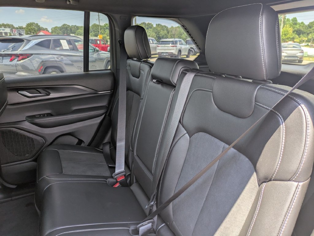 Used 2023 Jeep Grand Cherokee Altitude RWD image 28