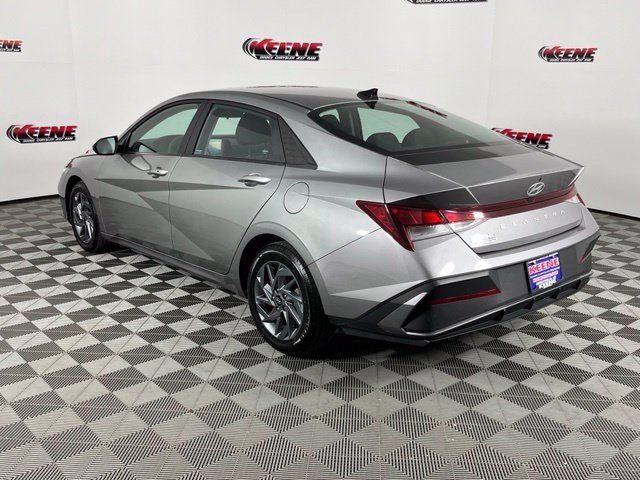 Used 2024 Hyundai Elantra SEL FWD image 6