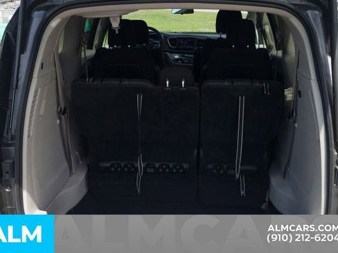 Used 2022 Chrysler Voyager LX image 9