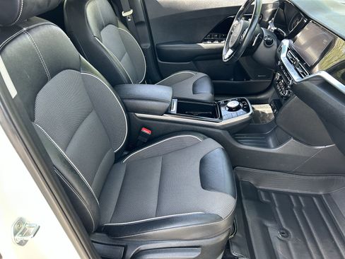 Used 2022 Kia Niro EX w/ Cold Weather Package FWD image 9