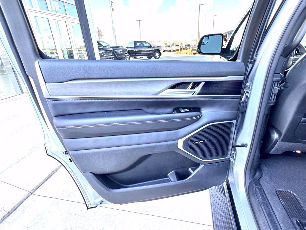 Used 2025 Jeep Wagoneer Series II AWD/4WD image 17
