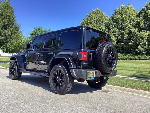 Used 2022 Jeep Wrangler Unlimited Sahara w/ Cold Weather Group AWD/4WD image 4