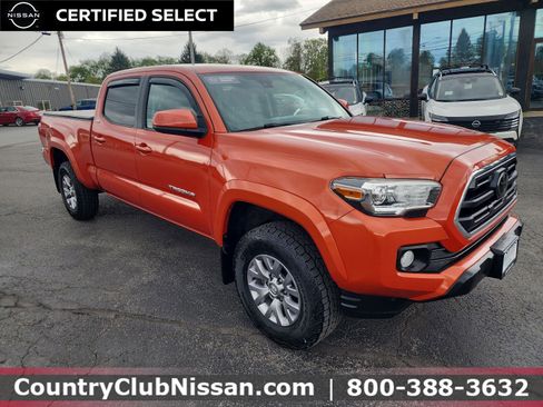 Used 2018 Toyota Tacoma SR5 AWD/4WD image 2