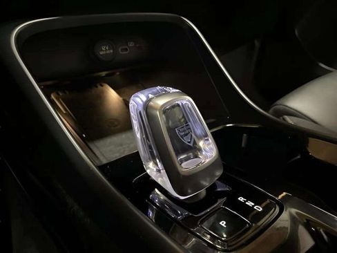 Used 2025 Volvo XC40 B5 Plus image 48