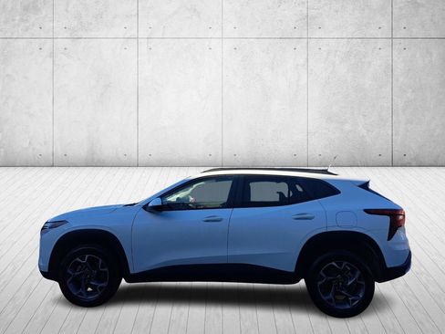 Used 2025 Chevrolet Trax LT image 8