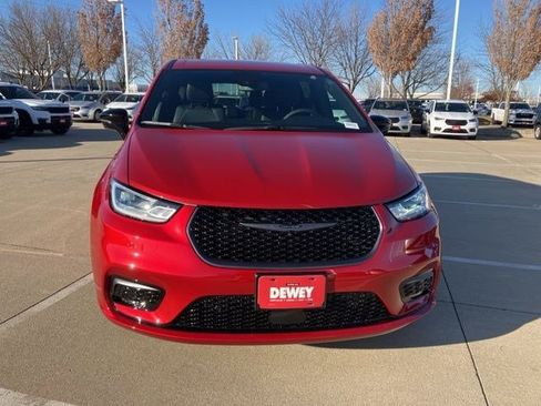 New 2026 Chrysler Pacifica Select AWD/4WD image 2