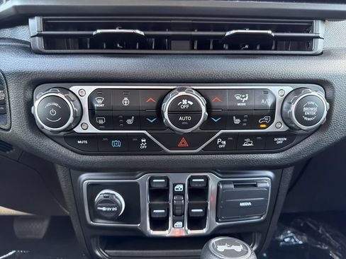 Used 2024 Jeep Wrangler Unlimited w/ Convenience Group AWD/4WD image 27