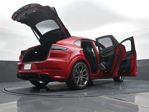 Used 2023 Porsche Cayenne GTS w/ Assistance Package image 27