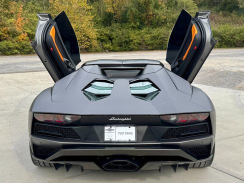 Used 2018 Lamborghini Aventador S image 5
