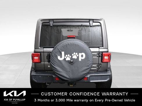 Used 2018 Jeep Wrangler Unlimited Sahara AWD/4WD image 6