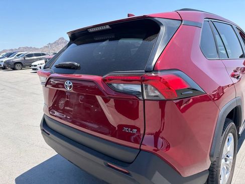 Used 2021 Toyota RAV4 XLE w/ Convenience Package FWD image 4