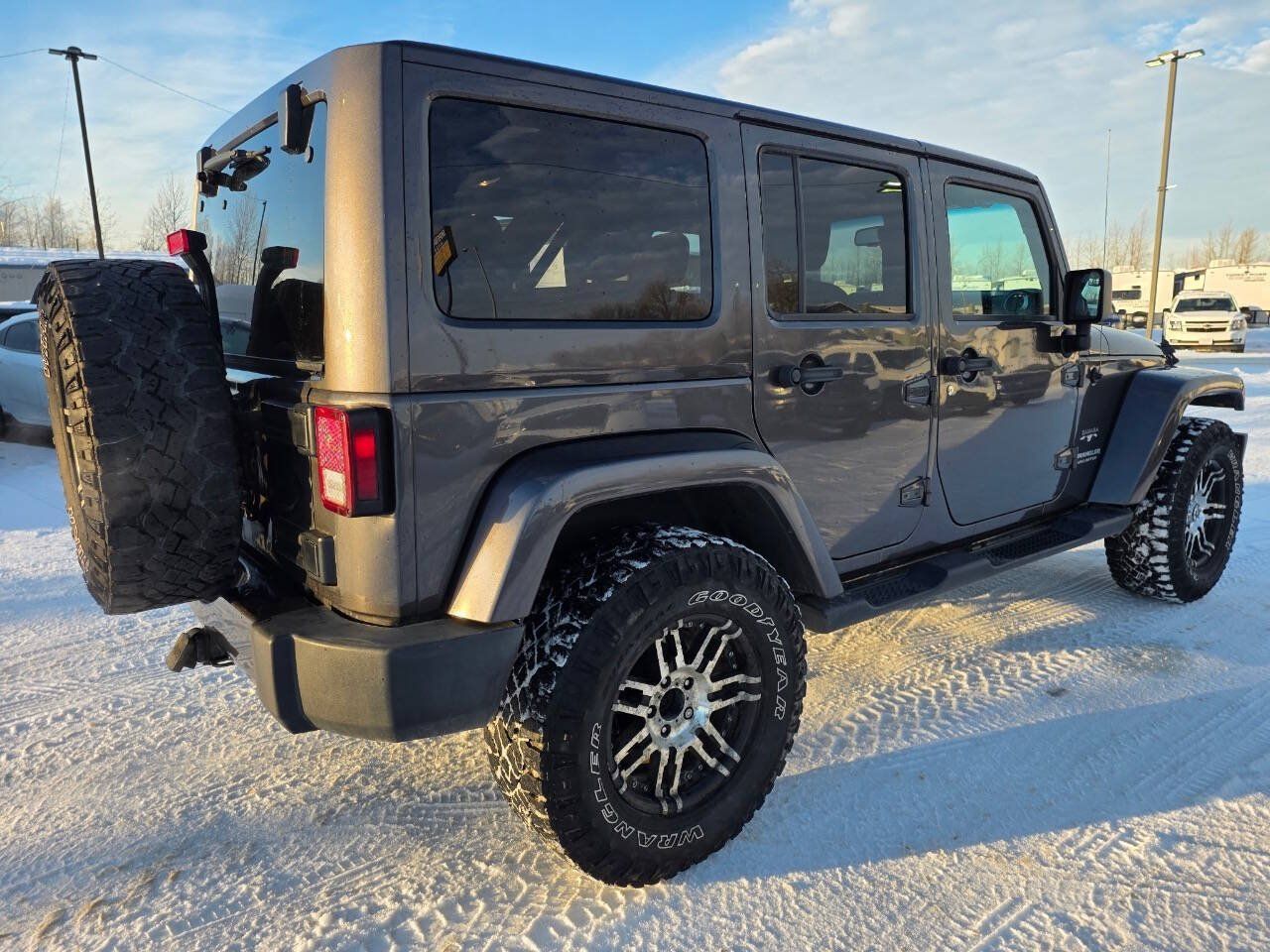 Used 2017 Jeep Wrangler Unlimited Sahara w/ Connectivity Group AWD/4WD image 13