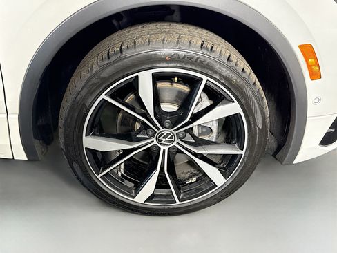 Used 2024 Volkswagen Tiguan SEL R-Line image 32