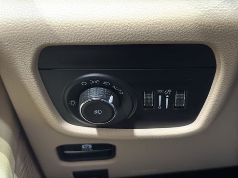 Used 2023 Jeep Grand Cherokee L Limited w/ Luxury Tech Group II AWD/4WD image 35