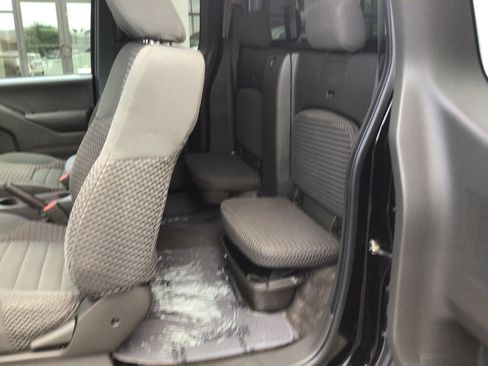 Used 2017 Nissan Frontier SV RWD image 9