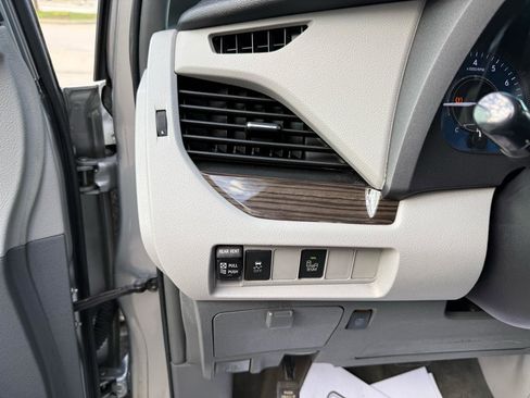 Used 2015 Toyota Sienna XLE image 10