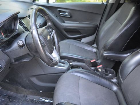 Used 2018 Chevrolet Trax LT w/ LT Convenience Package FWD image 11
