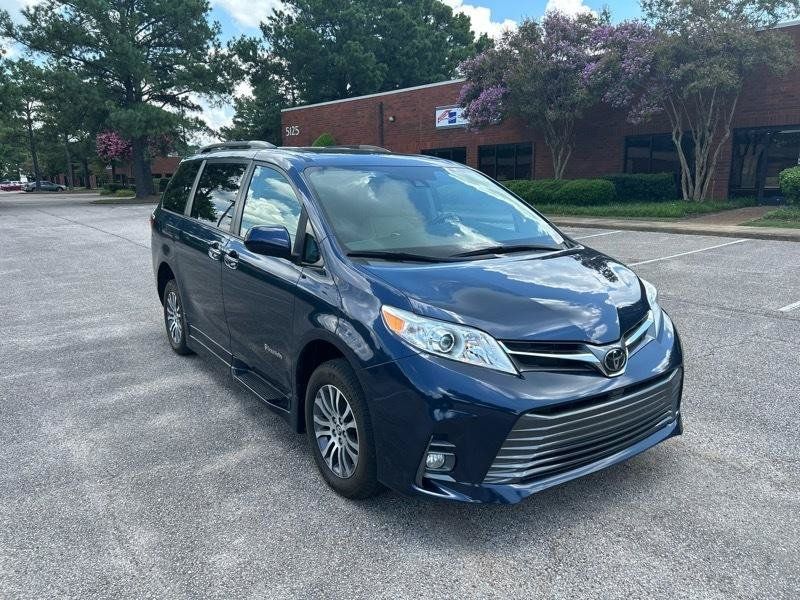 Used 2020 Toyota Sienna XLE w/ XLE Navigation Package FWD image 36