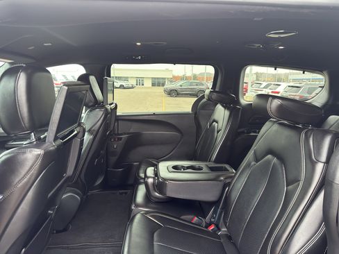 Used 2024 Chrysler Pacifica Touring-L w/ Uconnect Theater Family Group image 29