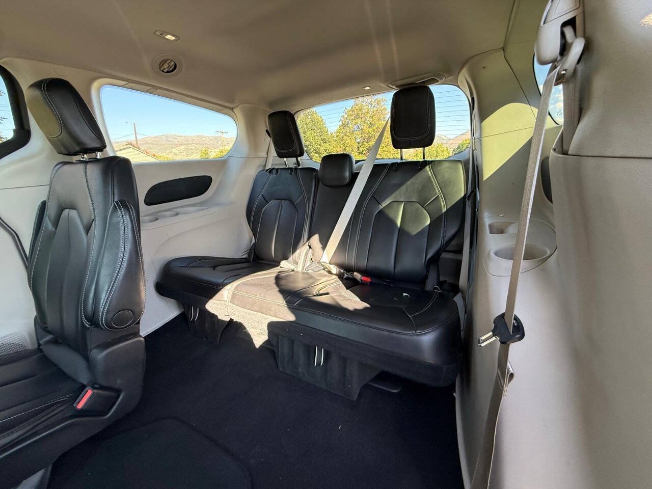 Used 2023 Chrysler Pacifica Touring-L FWD image 11