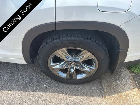 Used 2017 Toyota Highlander Limited Platinum AWD/4WD image 9