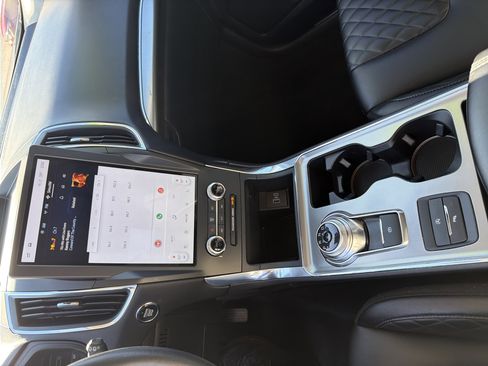 Used 2024 Ford Edge Titanium image 8