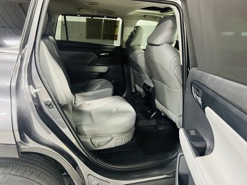 Used 2023 Toyota Highlander XLE image 35