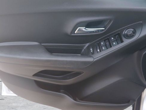 Used 2019 Chevrolet Trax LT w/ LT Convenience Package FWD image 25