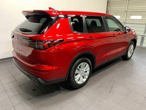 New 2025 Mitsubishi Outlander ES image 3