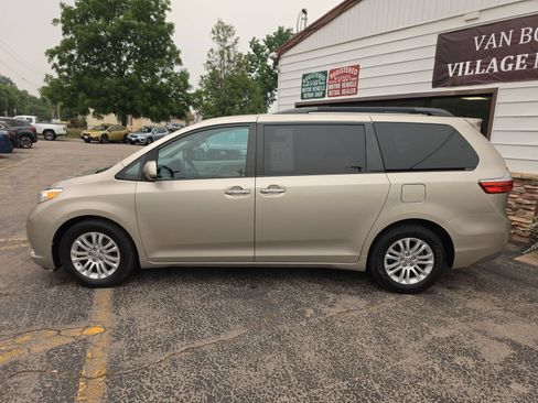 Used 2017 Toyota Sienna XLE FWD image 8