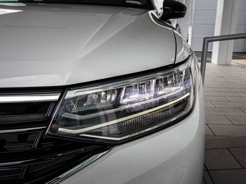 Used 2022 Volkswagen Tiguan SE R-Line FWD image 7