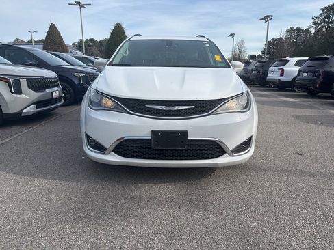 Used 2017 Chrysler Pacifica Touring-L w/ Tire & Wheel Group image 6