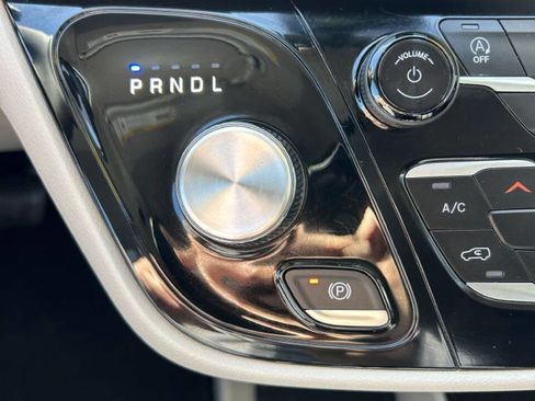 Used 2024 Chrysler Pacifica Touring-L image 16