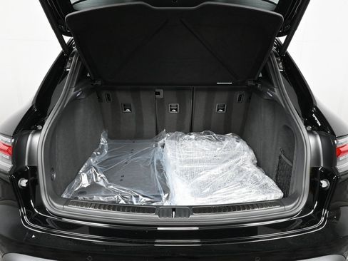 Certified 2025 Porsche Macan AWD image 29