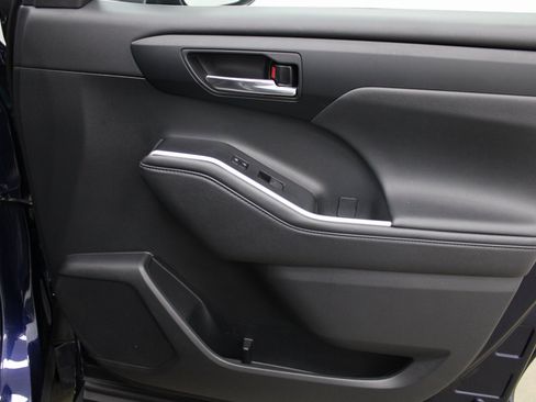 Used 2021 Toyota Highlander XLE image 29