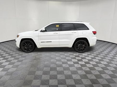 Used 2018 Jeep Grand Cherokee Altitude AWD/4WD image 13