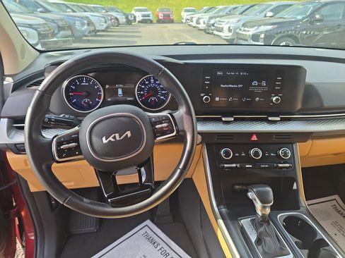 Used 2024 Kia Carnival LX FWD image 15