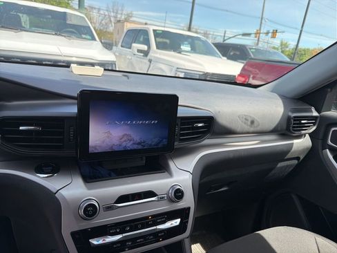 Used 2023 Ford Explorer XLT AWD/4WD image 8