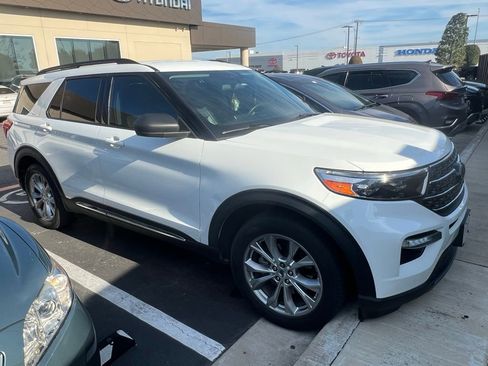 Used 2021 Ford Explorer XLT w/ Equipment Group 202A image 3