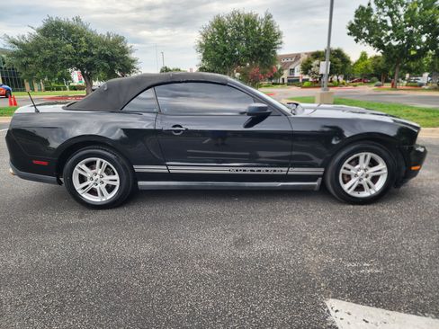 Used 2010 Ford Mustang Convertible RWD image 8