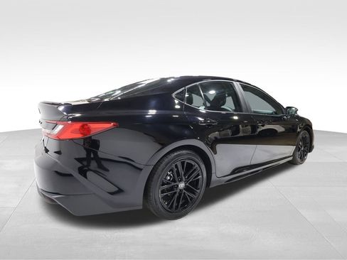 Used 2025 Toyota Camry SE image 4