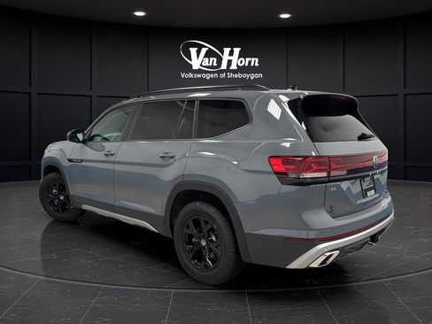 Used 2025 Volkswagen Atlas Peak Edition SE AWD/4WD image 5
