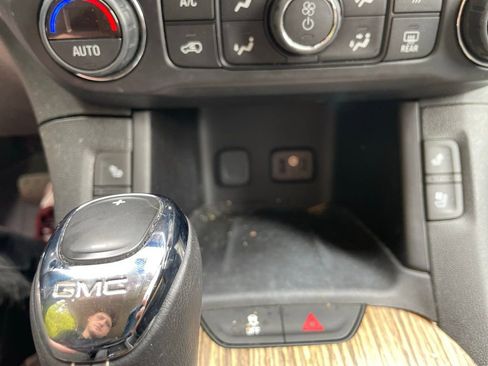 Used 2019 GMC Acadia Denali image 13